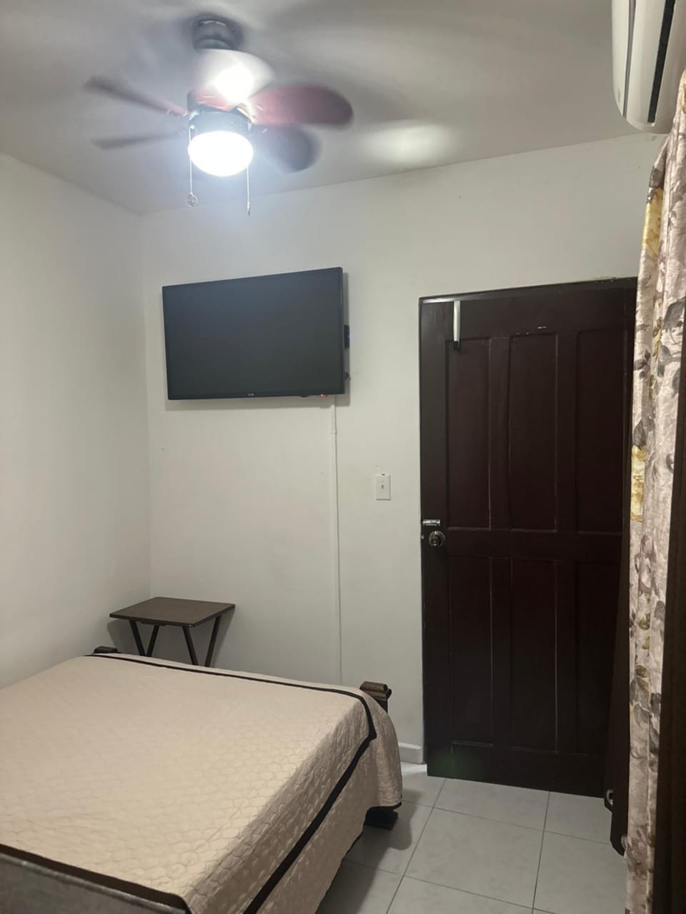 Bed, TV and multimedia, Photo of the whole room, Bedroom, air conditioner