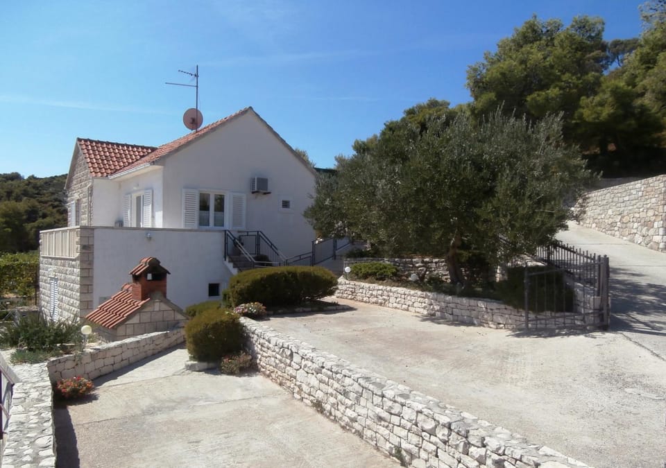 Property building, Facade/entrance, Garden view