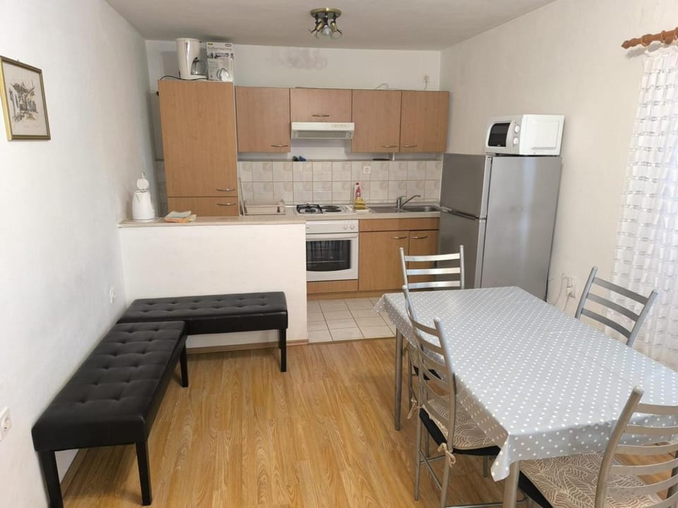 Kitchen or kitchenette, Seating area