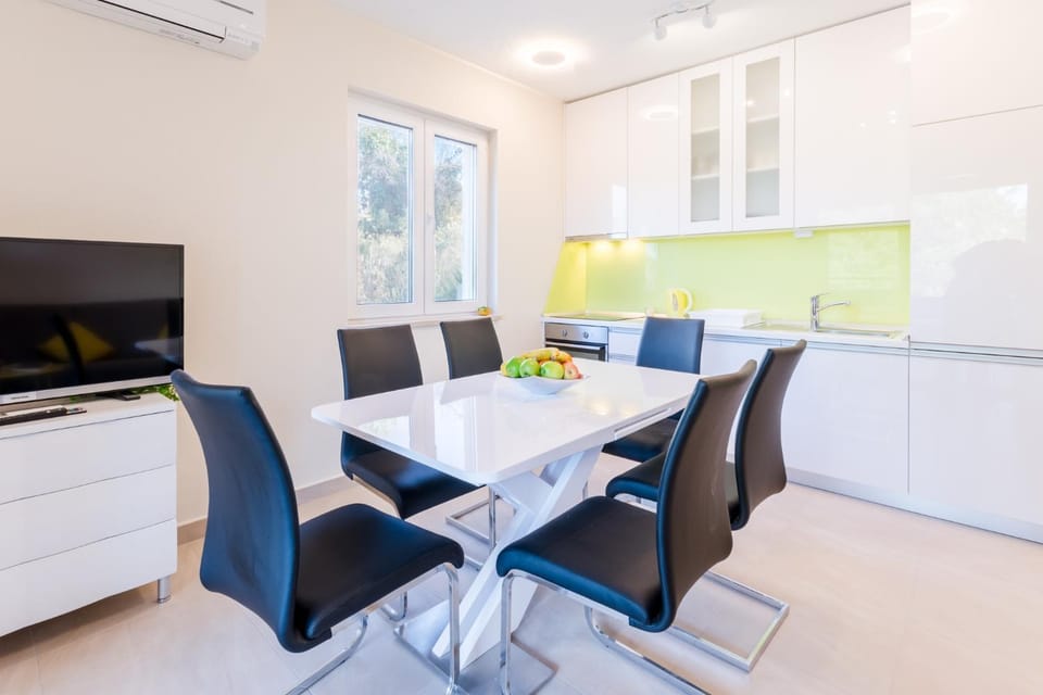 TV and multimedia, Kitchen or kitchenette, Dining area