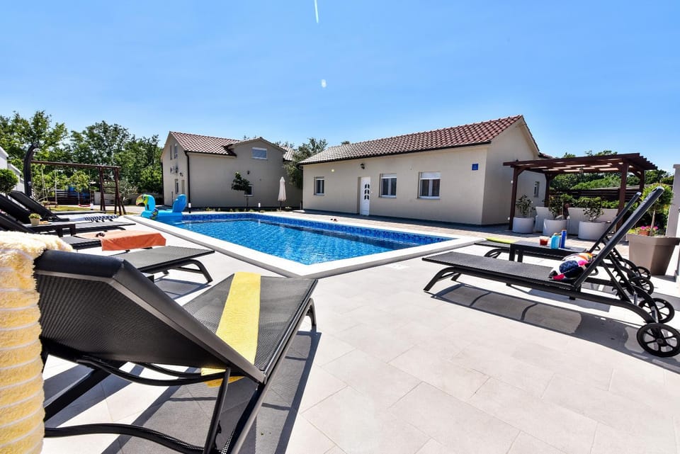Pool view, Swimming pool, sunbed
