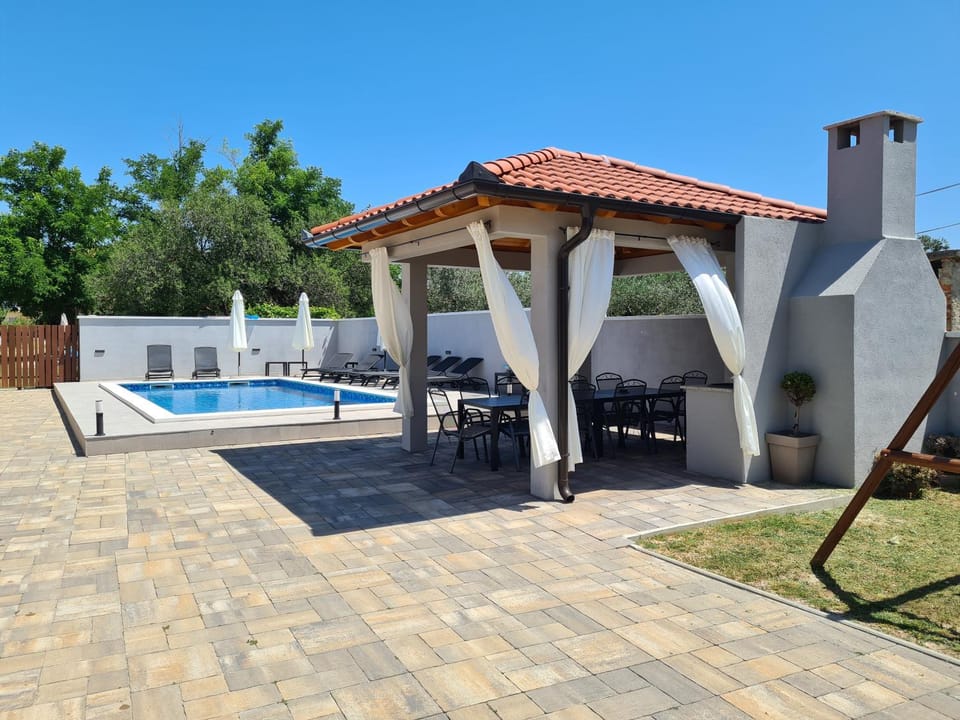 Dining area, Swimming pool