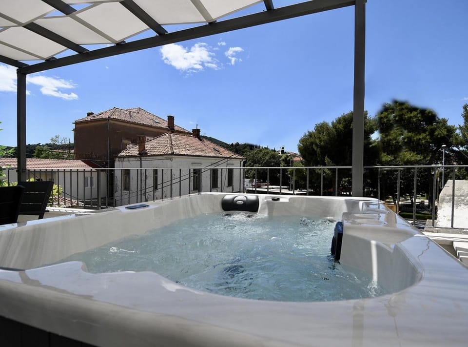 Property building, Off site, Day, Summer, Hot Tub, Massage, Balcony/Terrace, Evening entertainment, On site, Street view, Street view, Entertainment