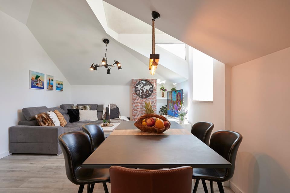 Day, TV and multimedia, Living room, Business facilities, Decorative detail, Decorative detail, Seating area, Dining area, On site