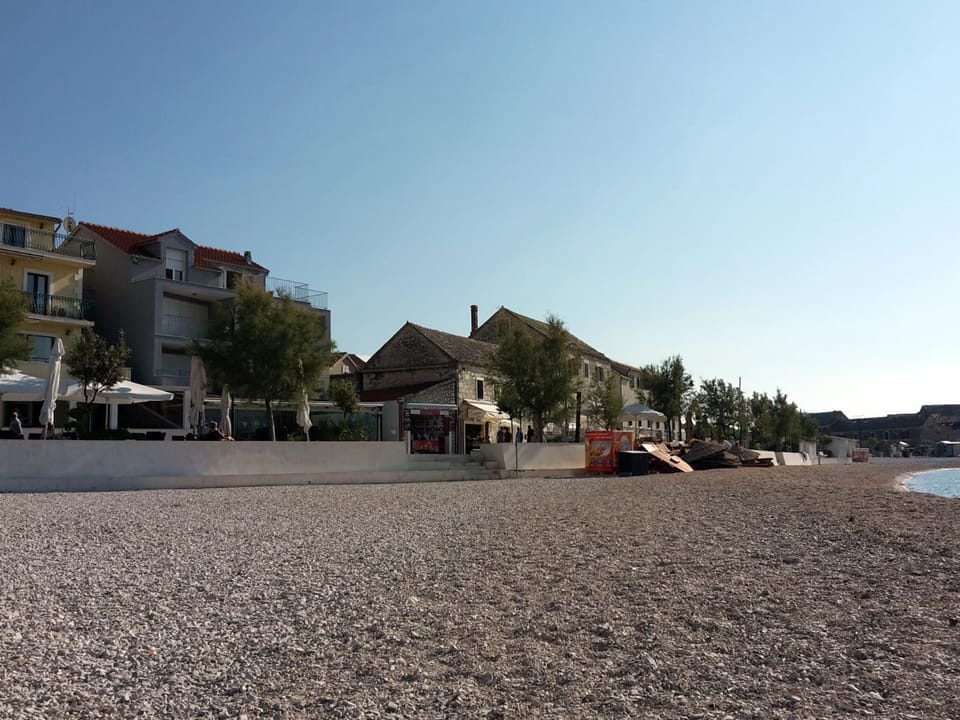 Property building, Facade/entrance, Neighbourhood, Natural landscape, Beach