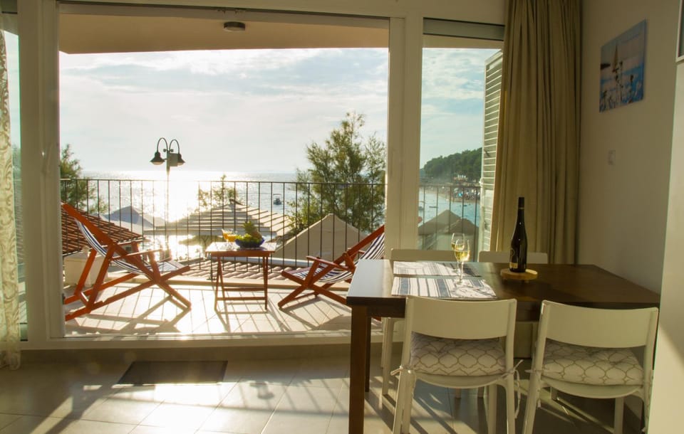 View (from property/room), Balcony/Terrace, Dining area, Sea view