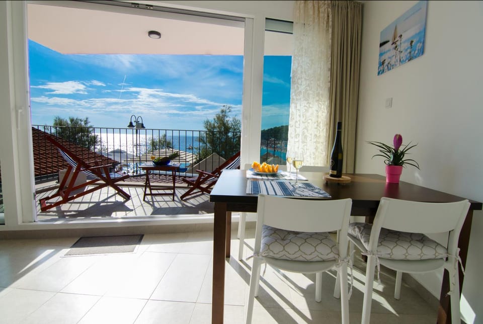 View (from property/room), Balcony/Terrace, Living room, Dining area