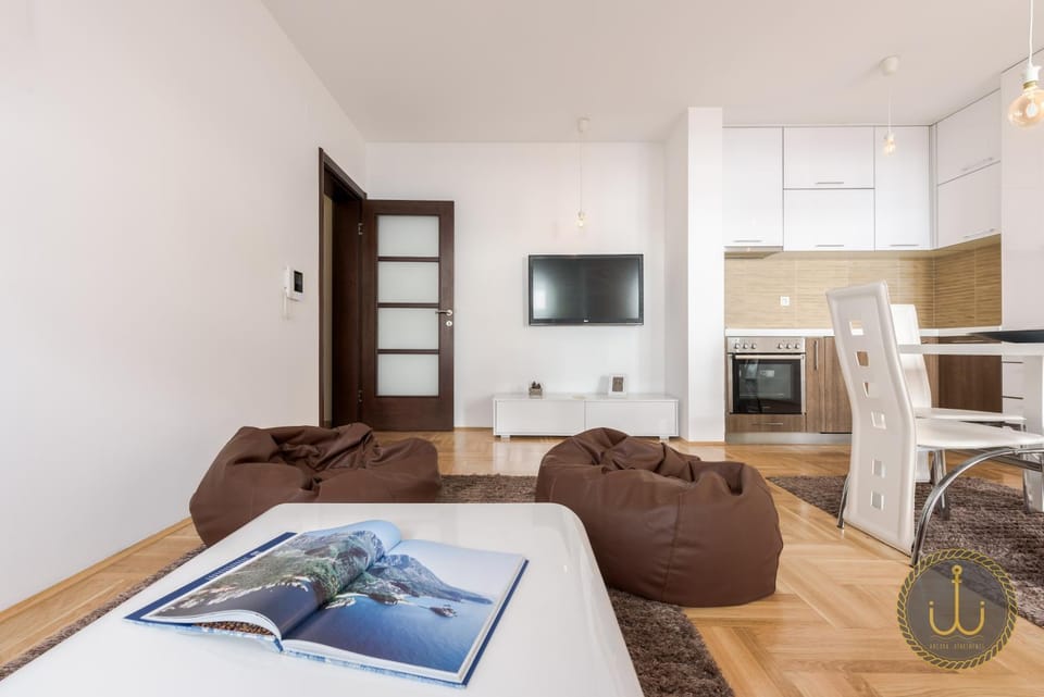 Communal lounge/ TV room, Library, TV and multimedia, Living room