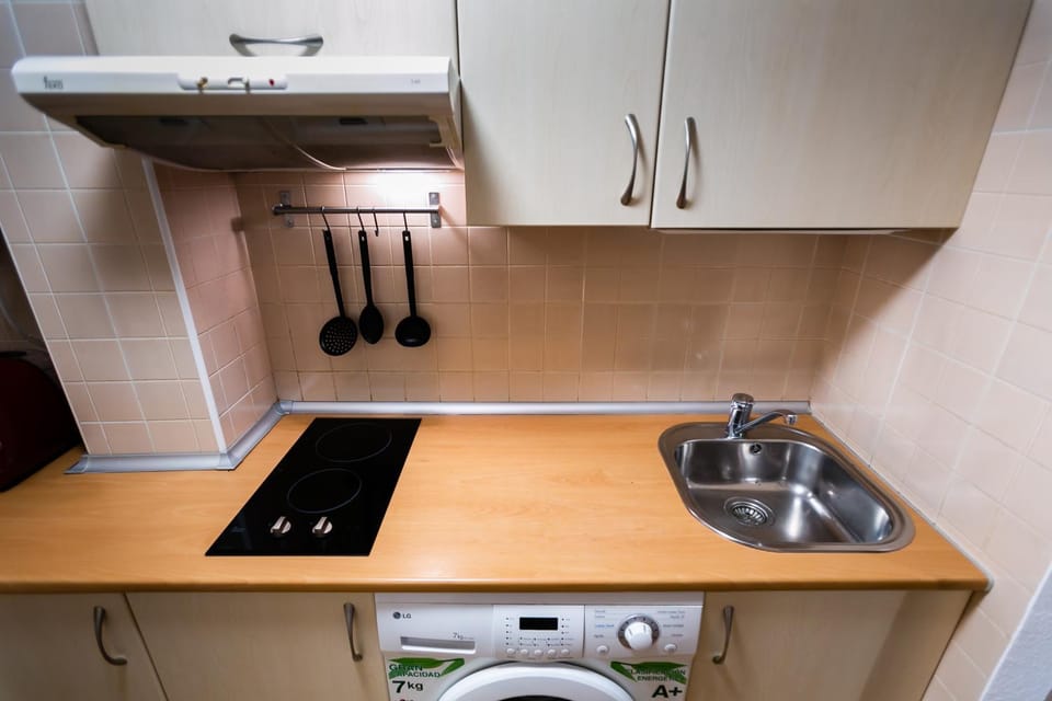 Kitchen or kitchenette, minibar, stove, washing machine