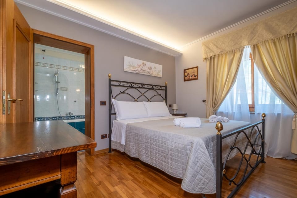 Photo of the whole room, Bedroom