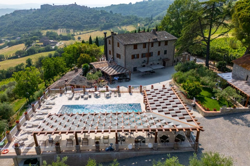 Property building, Day, Natural landscape, Bird's eye view, Pool view, Swimming pool, sunbed