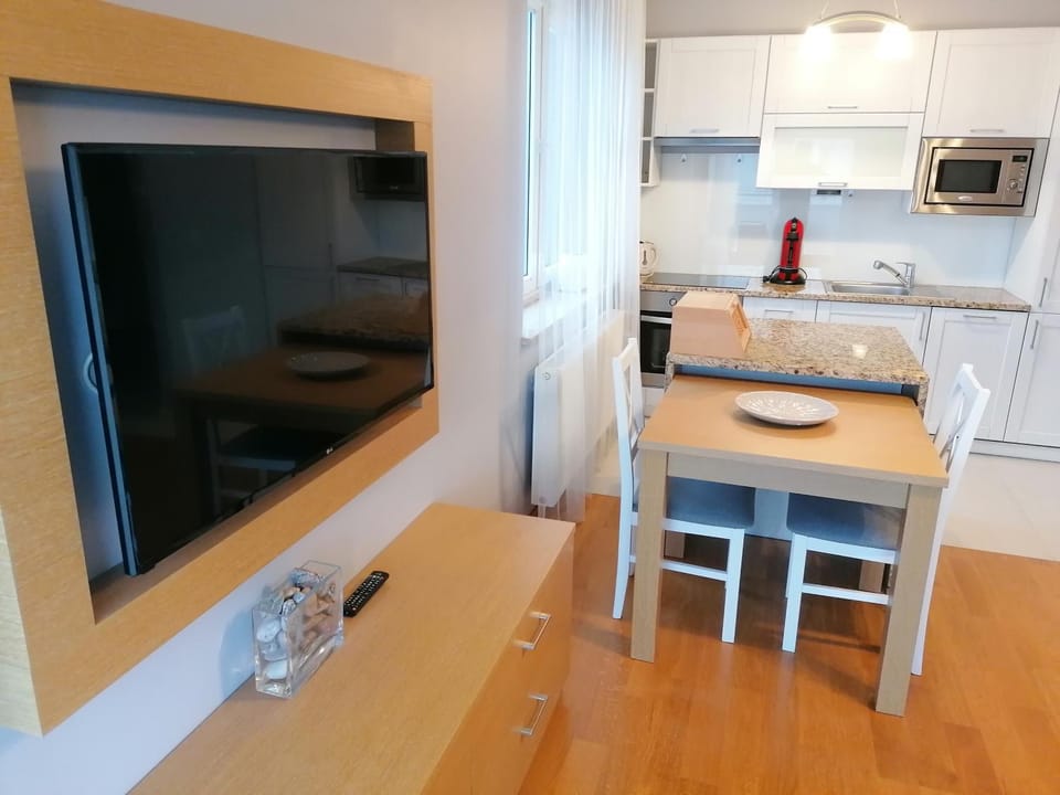 TV and multimedia, Kitchen or kitchenette, Dining area