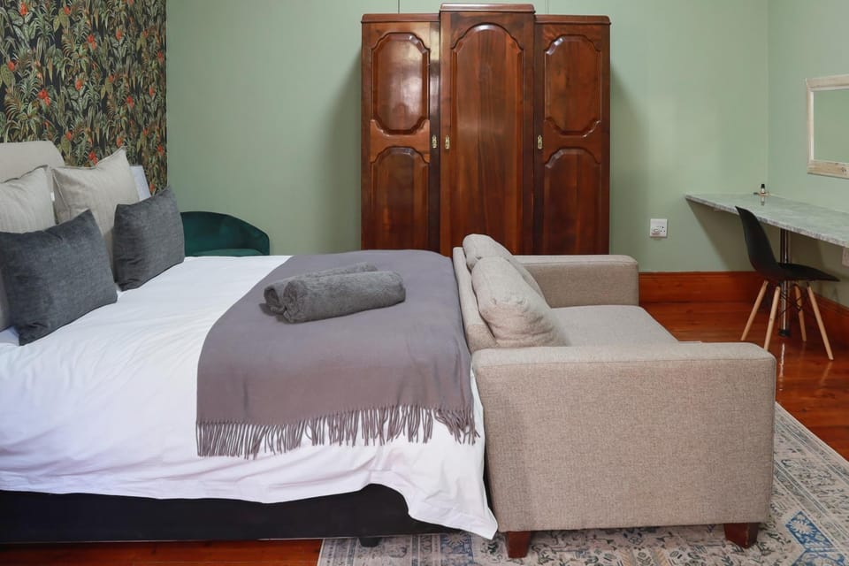 Bed, Seating area