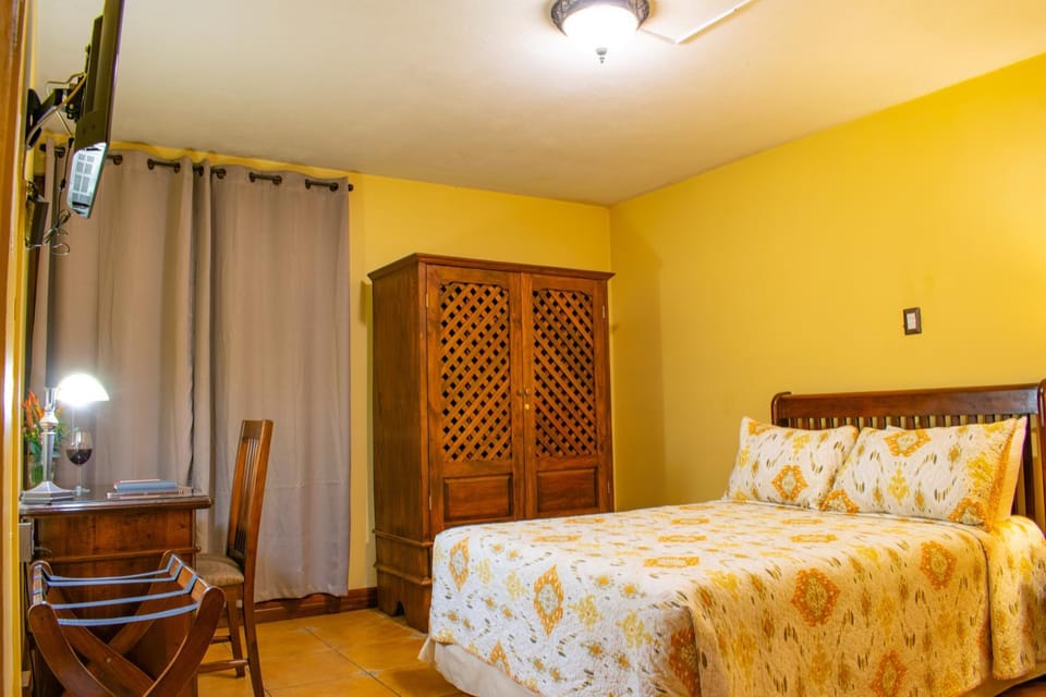 Bed, TV and multimedia, Seating area, Bedroom, wardrobe
