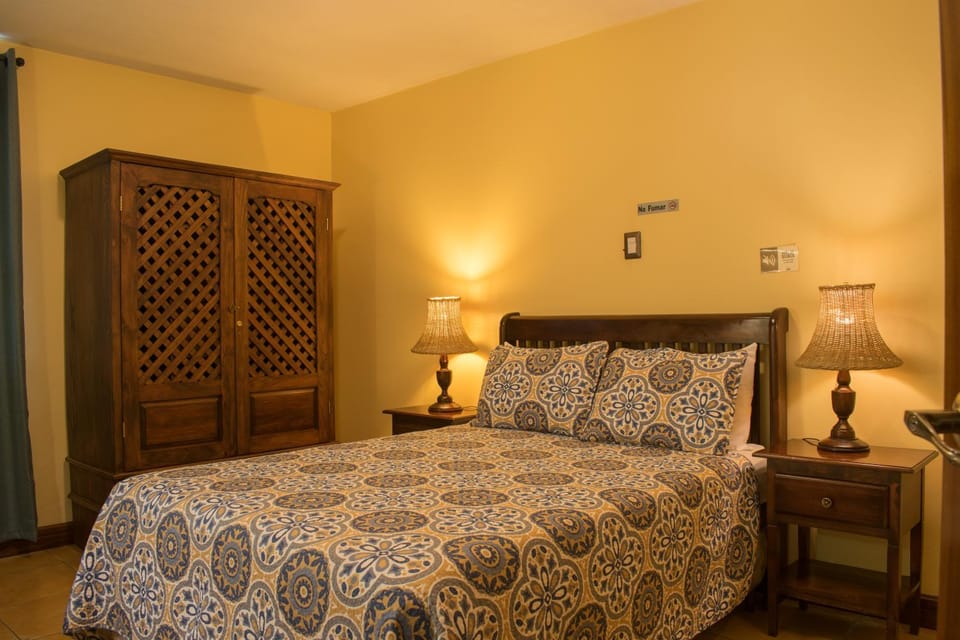 Photo of the whole room, Bedroom, wardrobe
