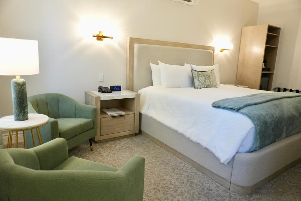 Bed, Seating area