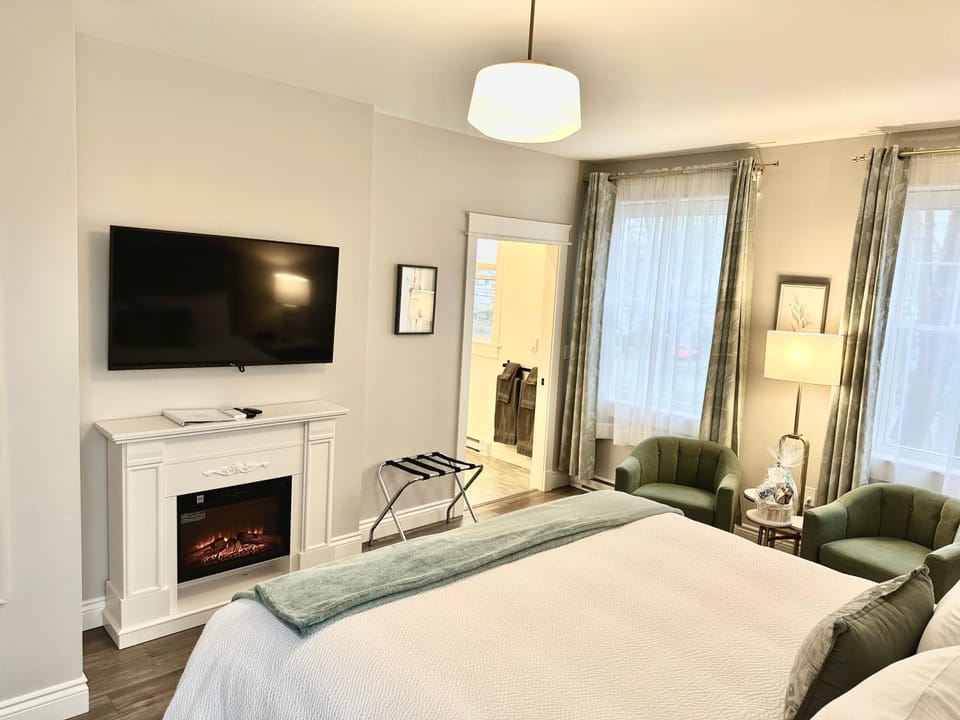 Bed, TV and multimedia, Photo of the whole room, Seating area, Evening entertainment