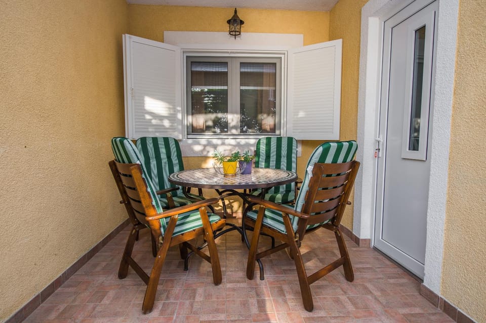 Seating area, Dining area