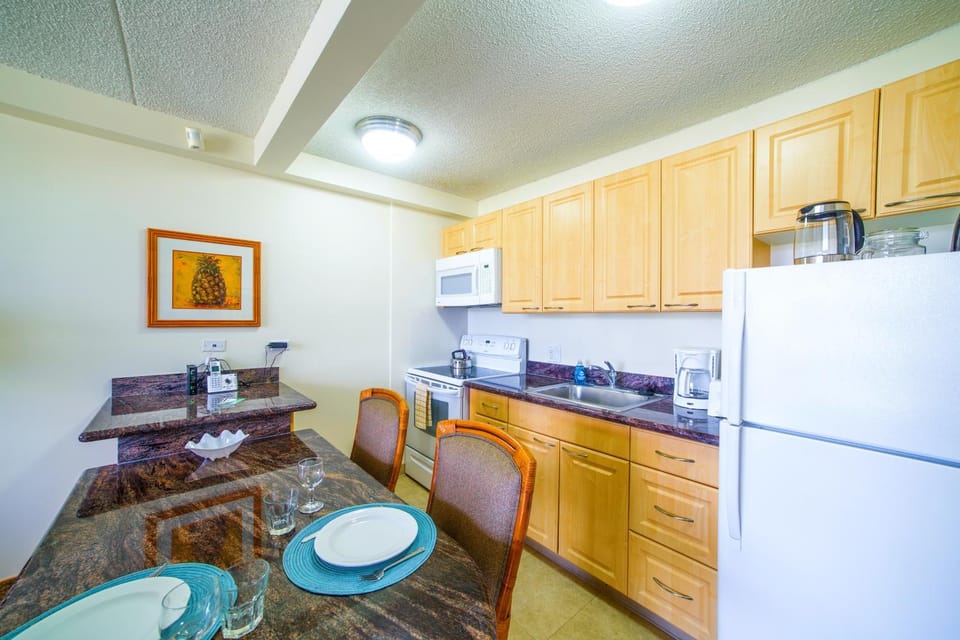 Coffee/tea facilities, Kitchen or kitchenette, Seating area, Dining area