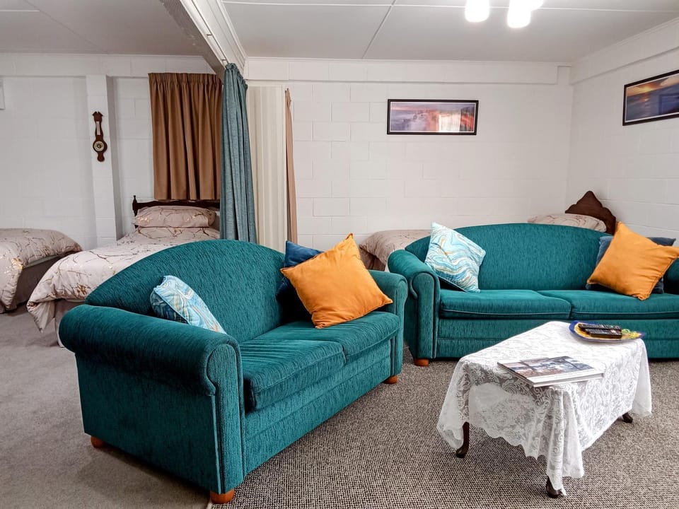 Bed, TV and multimedia, Living room, Photo of the whole room, Seating area