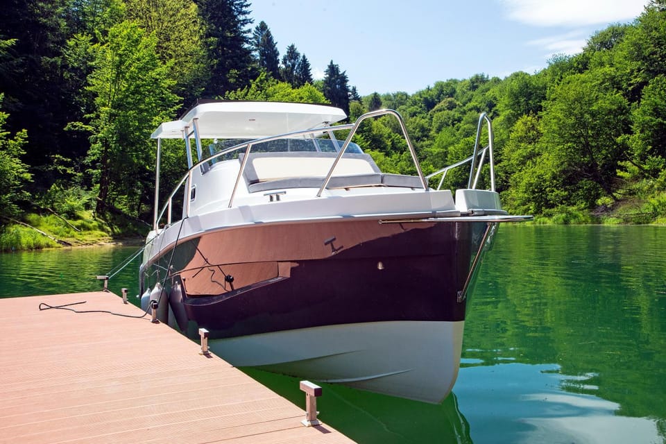 Czarter Jachtów Bez Patentu Docked boat in Slovakia