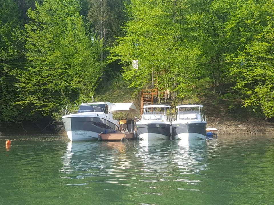 Czarter Jachtów Bez Patentu Docked boat in Slovakia