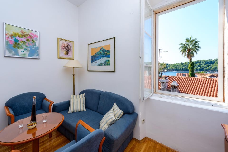 Seating area, Dining area, Sea view