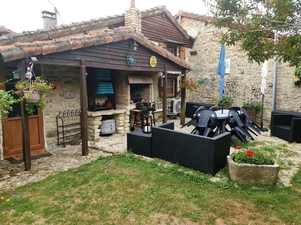 BBQ facilities, Garden, Seating area, Dining area