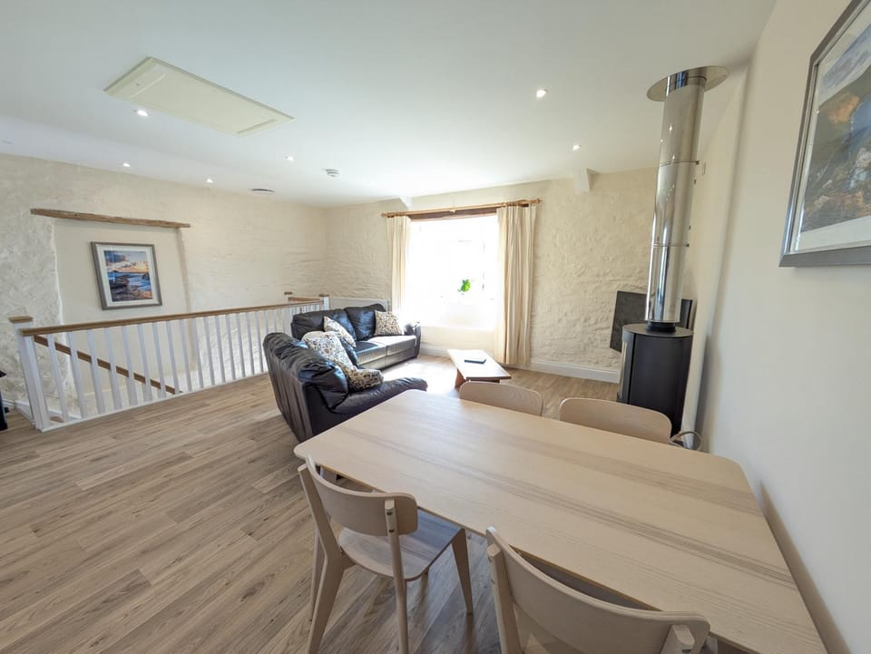 Living room, Dining area, fireplace, pet friendly