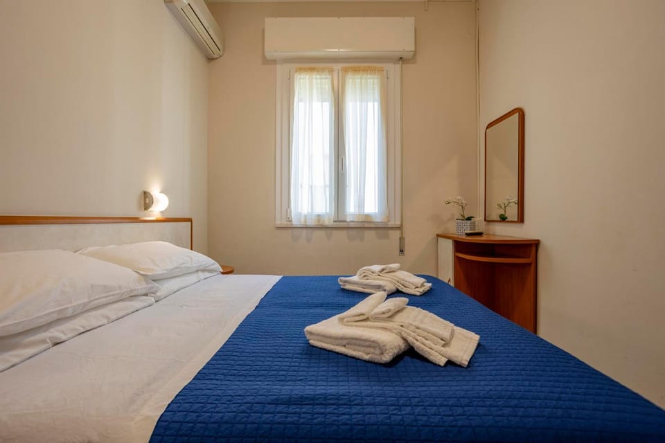 Bed, Bedroom, air conditioner