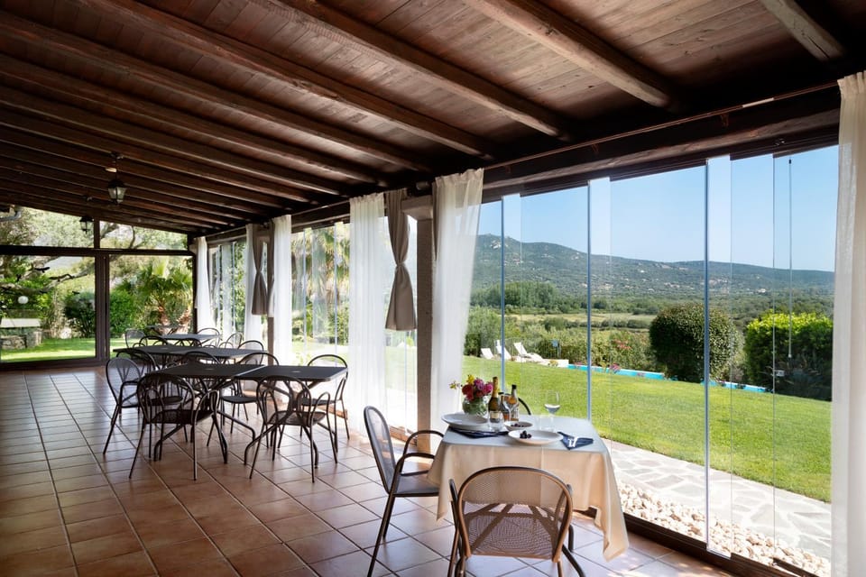 Restaurant/places to eat, Balcony/Terrace, Dining area