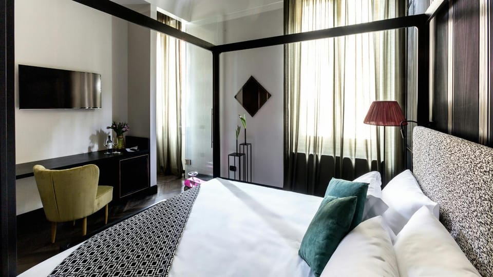 Bed, TV and multimedia, Photo of the whole room, Bedroom