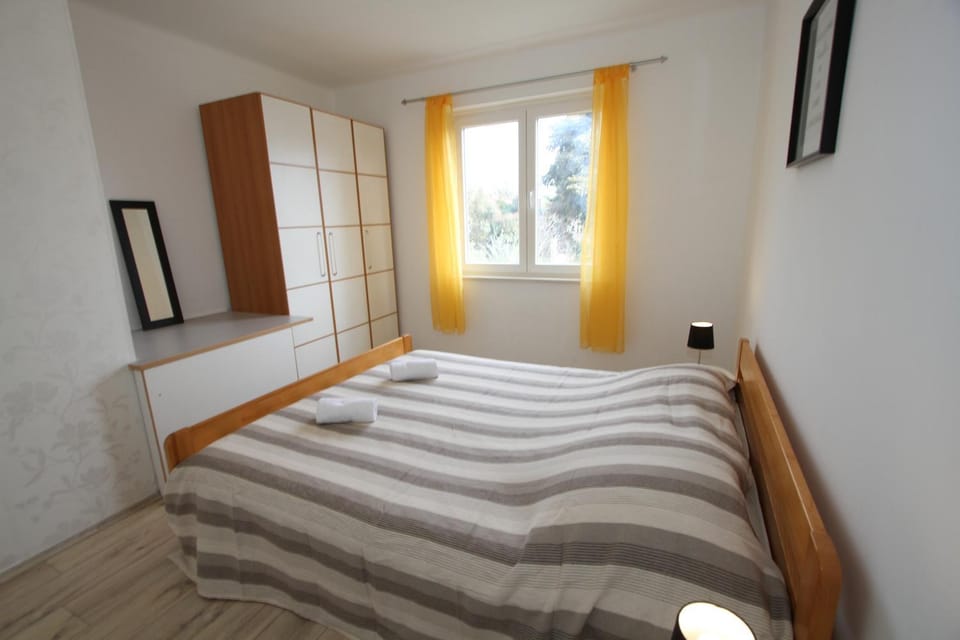 Bed, Bedroom, Garden view