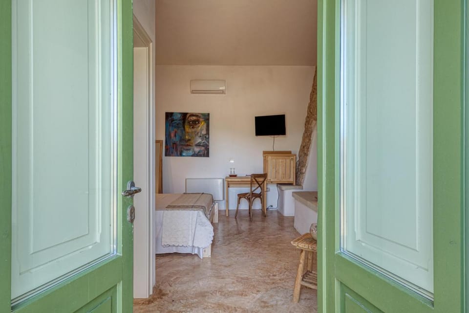 Bed, TV and multimedia, Bedroom