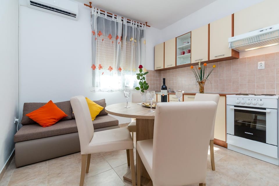 TV and multimedia, Kitchen or kitchenette, Living room, Dining area