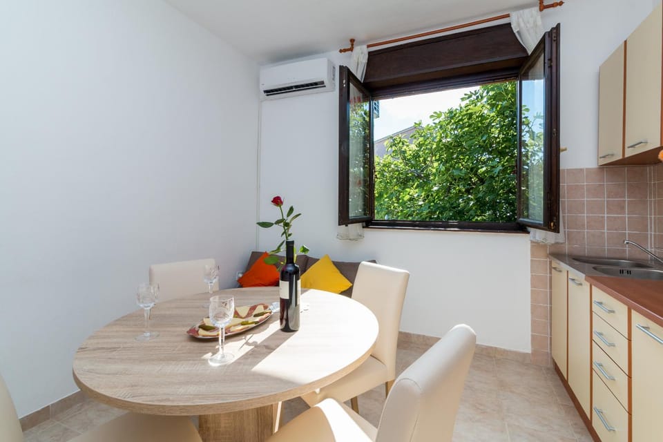 TV and multimedia, Kitchen or kitchenette, Living room, Dining area, Garden view