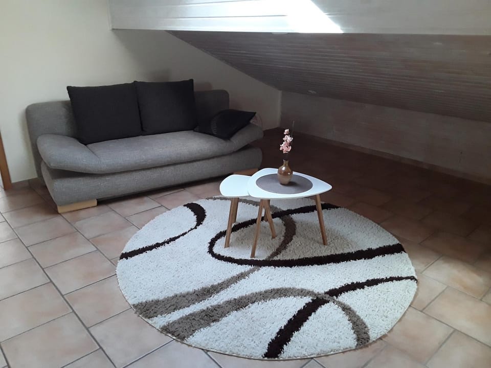 Photo of the whole room, Decorative detail