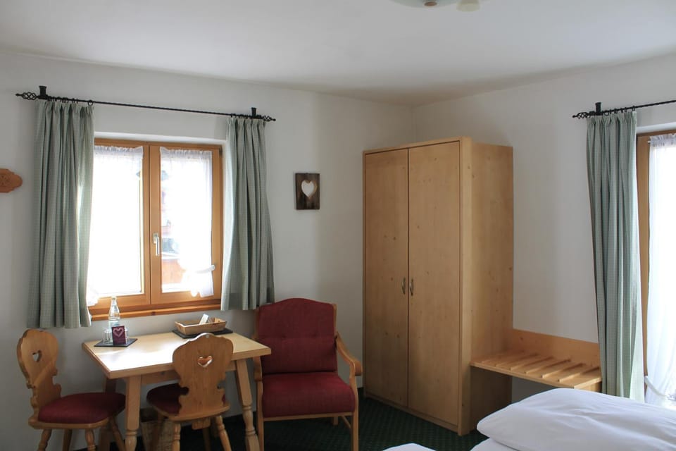 Photo of the whole room, Seating area