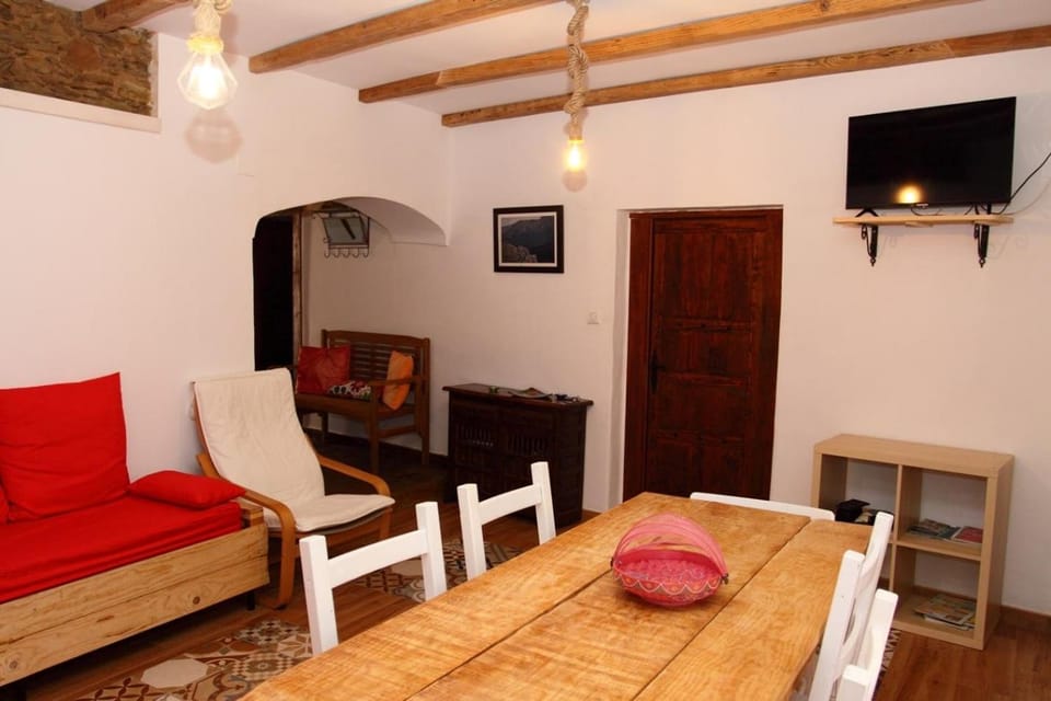 TV and multimedia, Living room, Lounge or bar, Seating area, Dining area