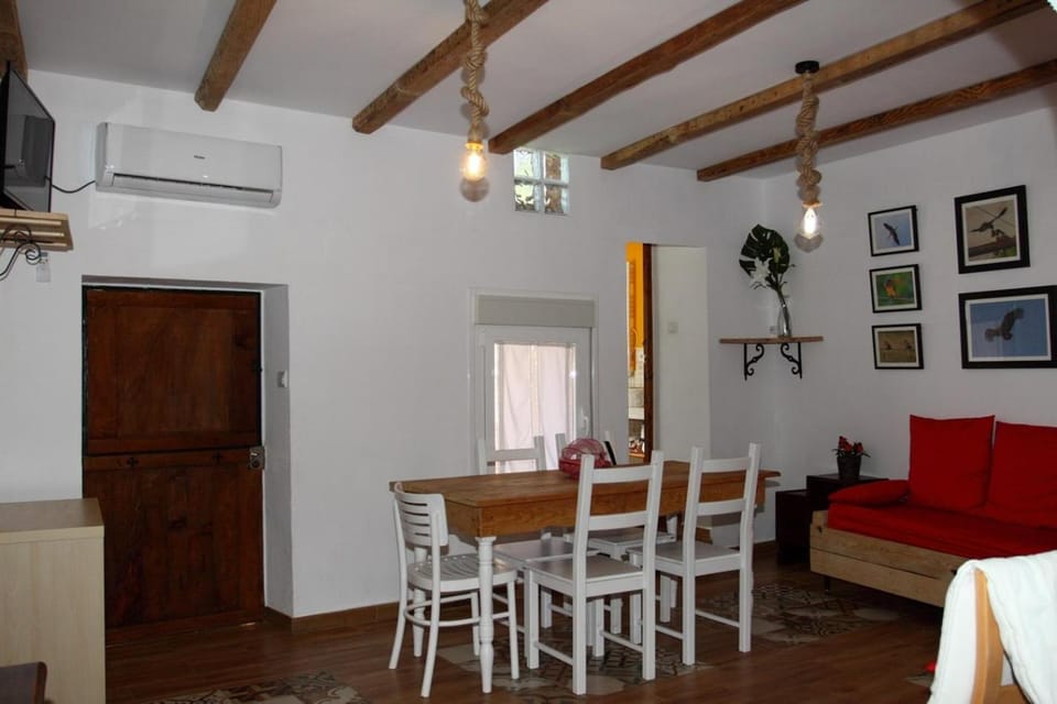 TV and multimedia, Living room, Lounge or bar, Seating area, Dining area