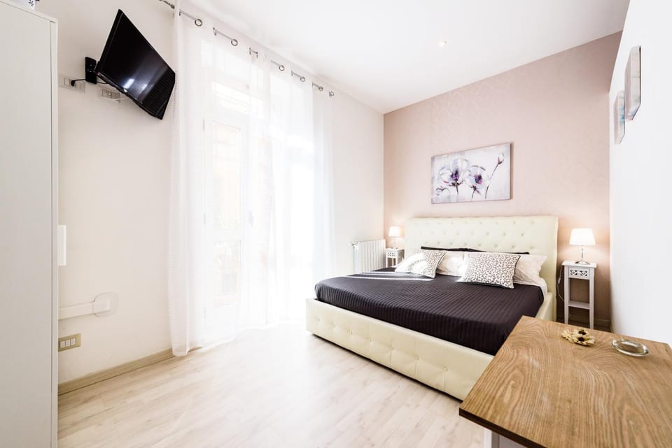 Bed, TV and multimedia, Photo of the whole room, Bedroom