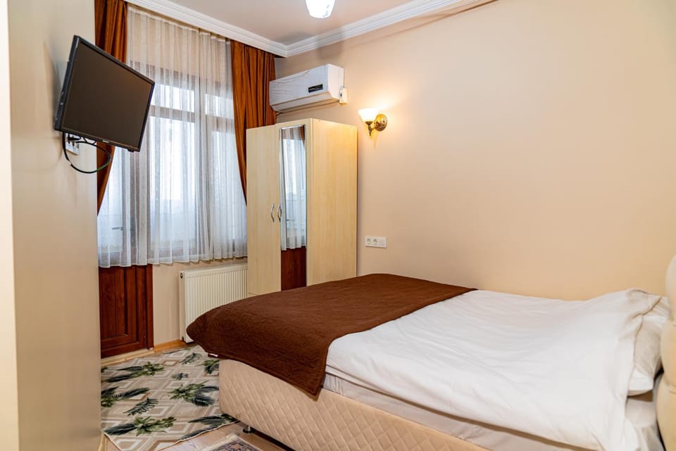 Communal lounge/ TV room, Bed, TV and multimedia, Bedroom, air conditioner