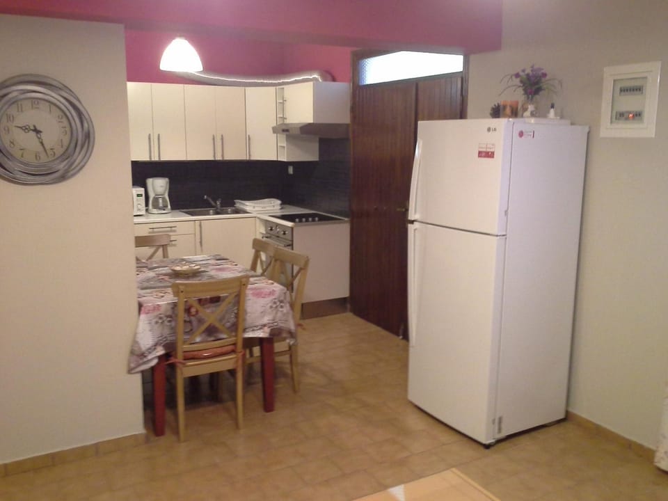 Kitchen or kitchenette, Dining area