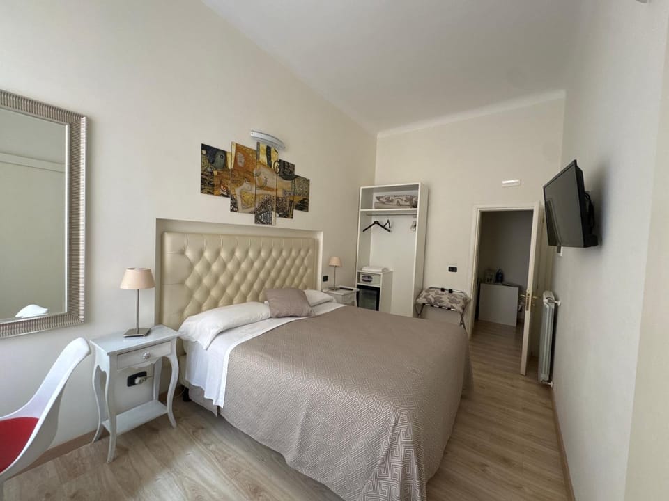Bed, TV and multimedia, Photo of the whole room, Bedroom, air conditioner