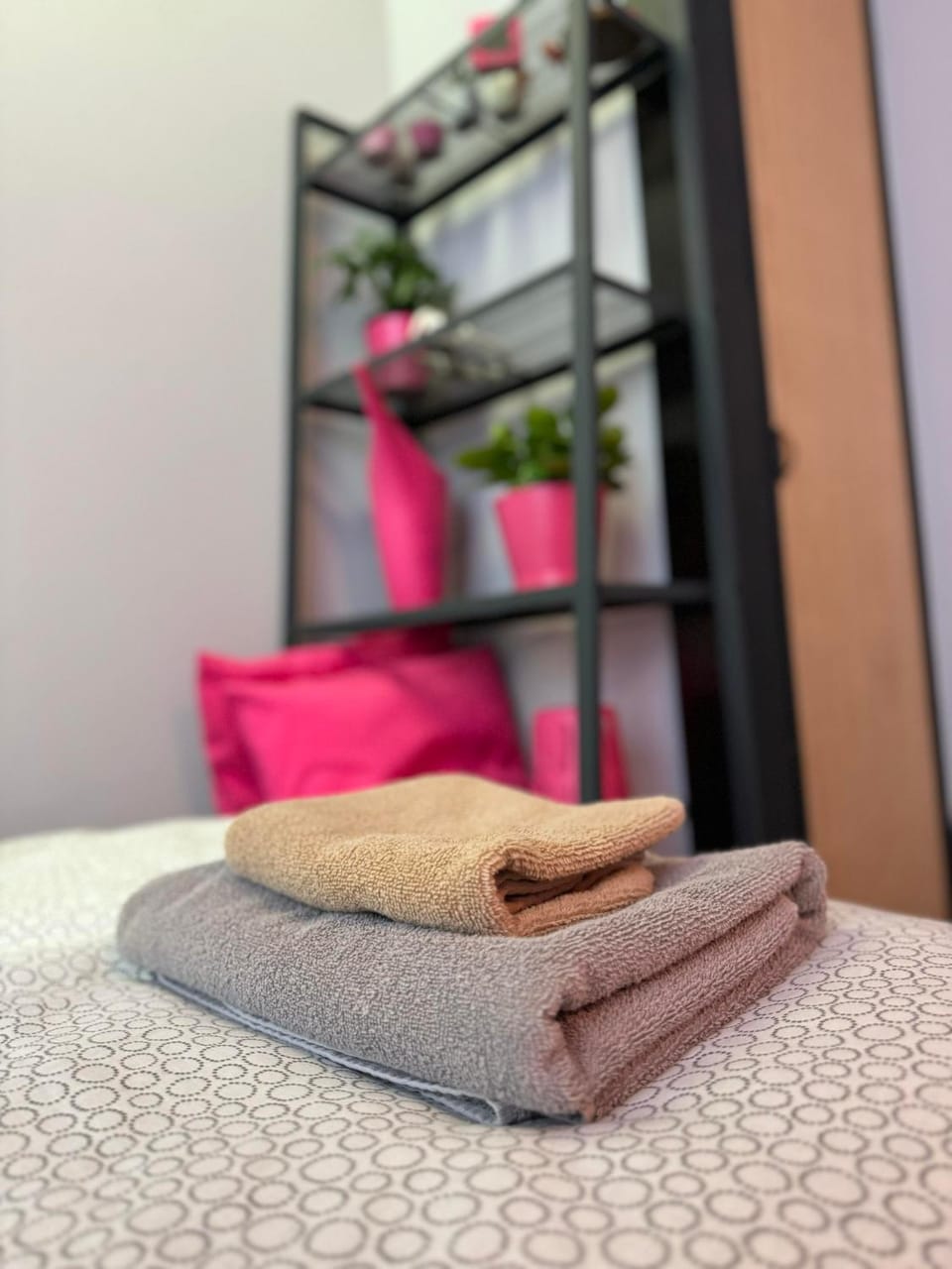Bedroom, towels