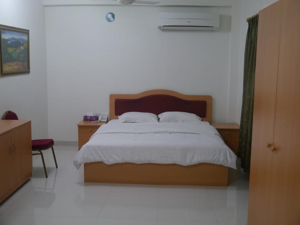 Bed, Photo of the whole room, Bedroom, wardrobe, air conditioner