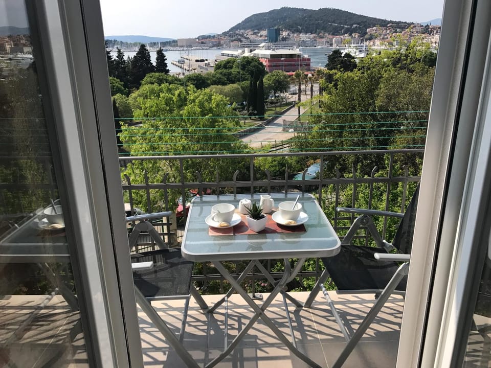 Spring, Day, Balcony/Terrace, On site, City view, Sea view