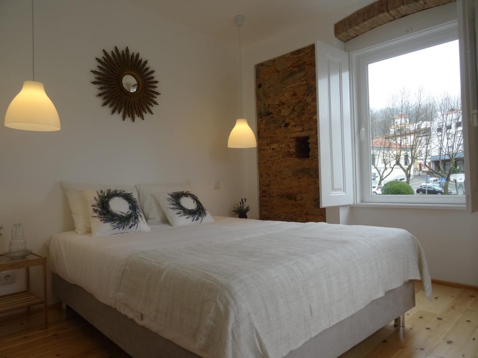 Bed, Bedroom, Street view