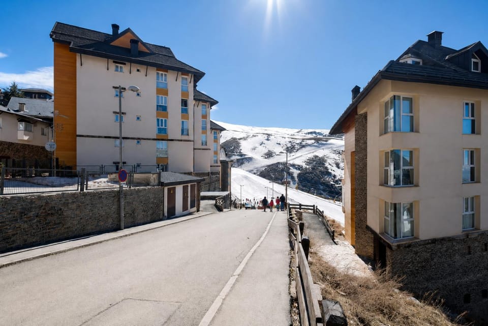 Property building, Nearby landmark, Day, Neighbourhood, Natural landscape, Mountain view