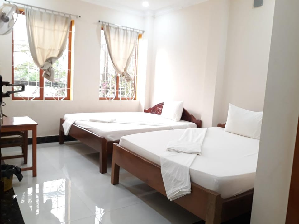 Photo of the whole room, Mountain view, River view, Street view, bunk bed